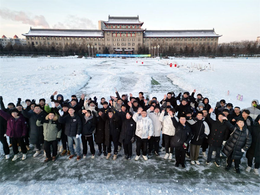 Alunos da Universidade de Engenharia de Harbin criam esboços de neve dando boas-vindas ao ano novo