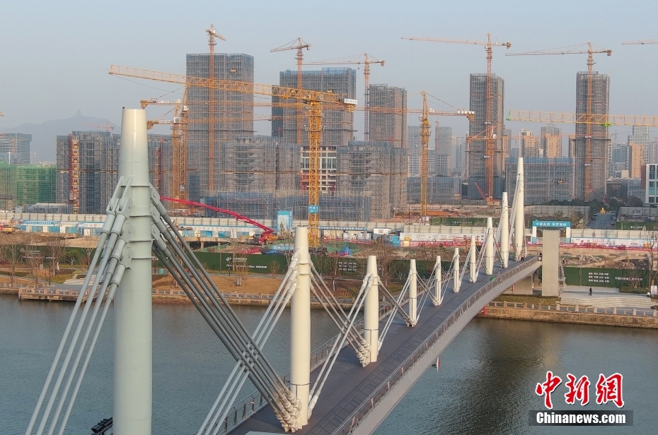 Construção da ponte em treliça invertida de maior vão do mundo é concluída no leste da China