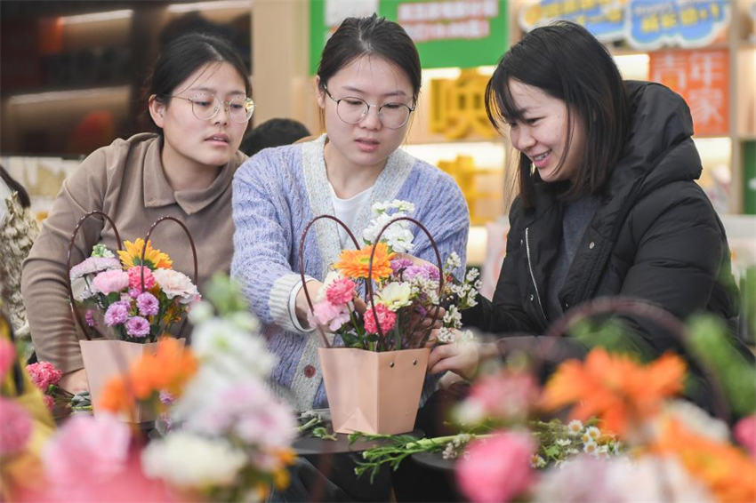 Aulas noturnas conquistam os corações dos jovens em Wuhan, centro na China