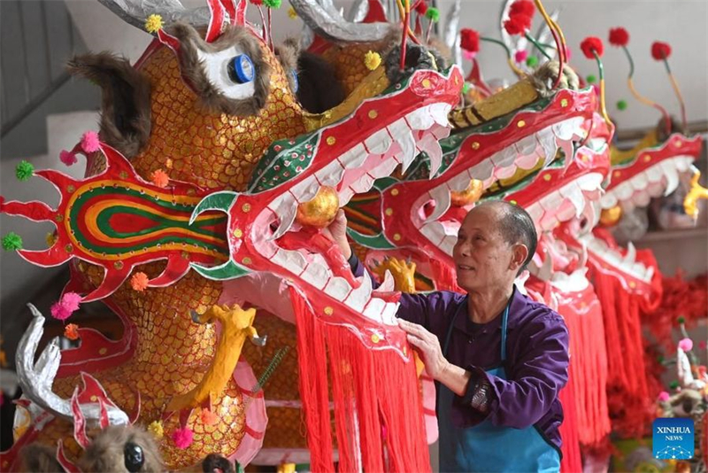 Guardião da arte de fabricação de dragões de bambu preserva habilidades tradicionais chinesas.