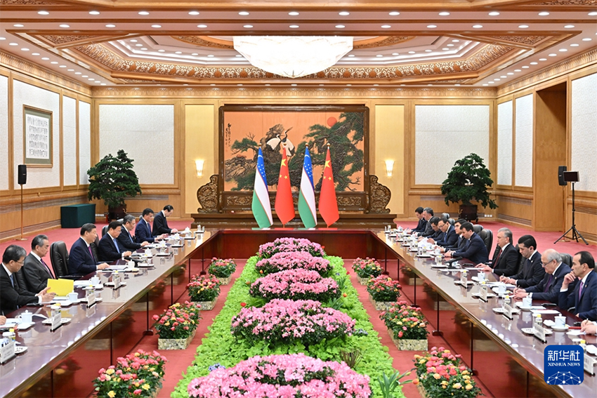 Xi Jinping e presidente do Uzbequistão realizam conversações e elevam laços parceria estratégica abrangente sob todos os climas para uma nova era