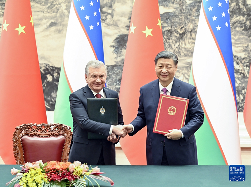 Xi Jinping e presidente do Uzbequistão realizam conversações e elevam laços parceria estratégica abrangente sob todos os climas para uma nova era