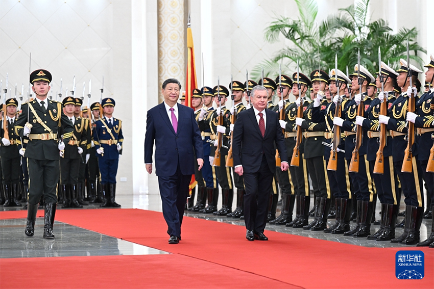 Xi Jinping e presidente do Uzbequistão realizam conversações e elevam laços parceria estratégica abrangente sob todos os climas para uma nova era