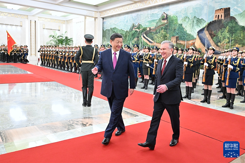 Xi Jinping e presidente do Uzbequistão realizam conversações e elevam laços parceria estratégica abrangente sob todos os climas para uma nova era