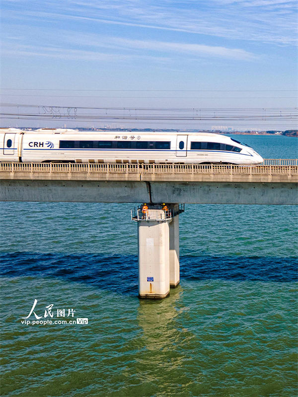 Suzhou: trabalhadores realizam manutenção na ponte Danyang-Kunshan para garantir segurança viagens durante chunyun