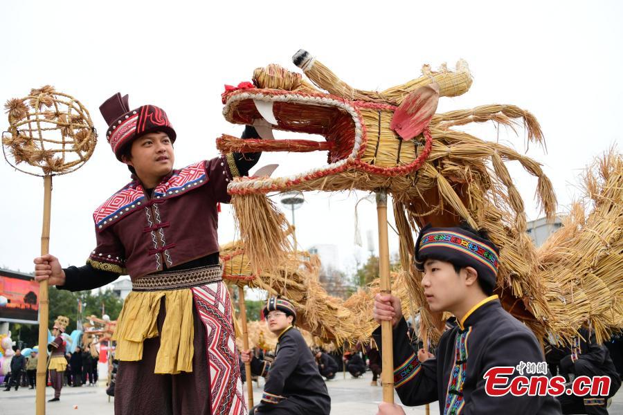 Dança do dragão de palha realizada para comemorar Festival da Primavera no sul da China