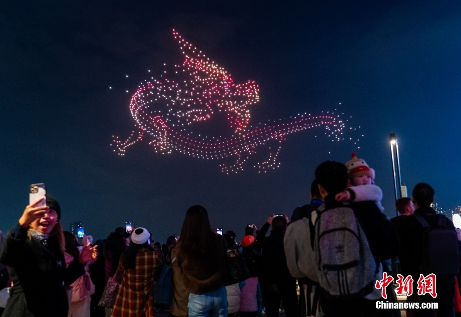 Hong Kong: voo coordenado de drones ilumina o céu do porto de Victoria