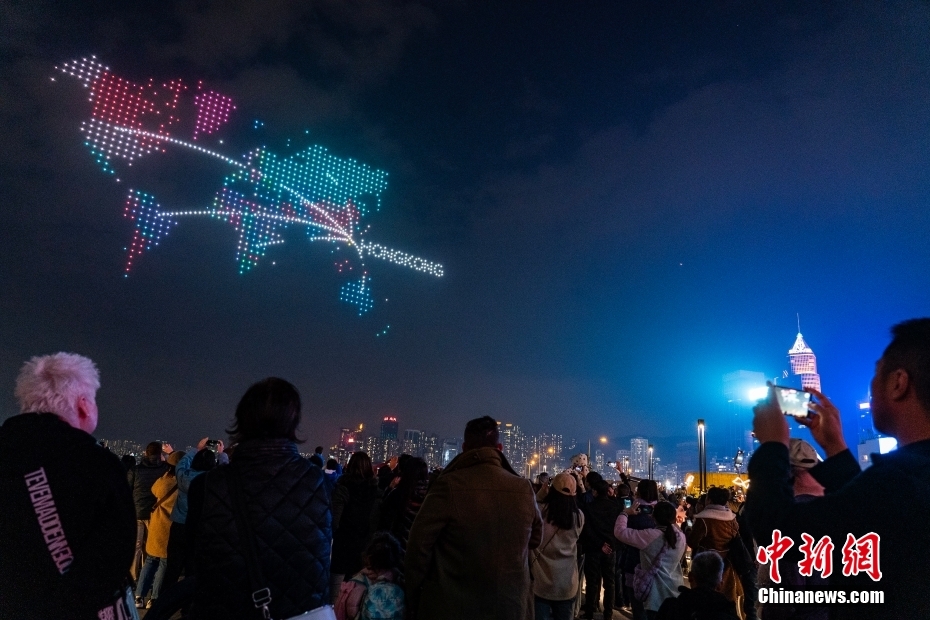 Hong Kong: voo coordenado de drones ilumina o céu do porto de Victoria