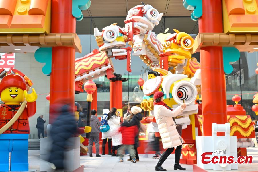 Esculturas de Lego com tema de dragões gigantes atraem visitantes em Beijing