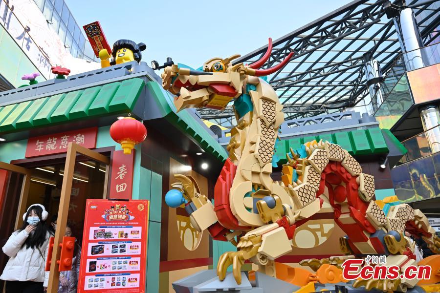 Esculturas de Lego com tema de dragões gigantes atraem visitantes em Beijing
