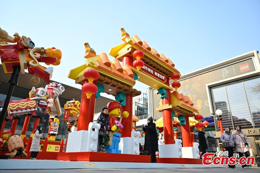 Esculturas de Lego com tema de dragões gigantes atraem visitantes em Beijing