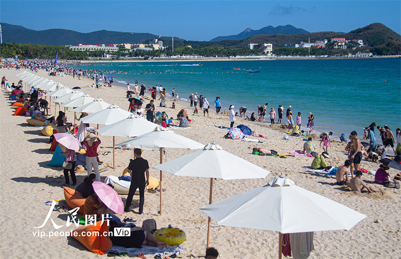 Praia de Sanya está lotada de turistas