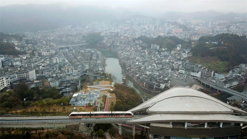 Linha expressa de turismo maglev Fenghuang atrai visitantes em Hunan, na China