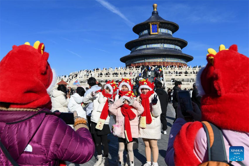 Elementos festivos com tema de “dragão” são vistos no Eixo Central de Beijing