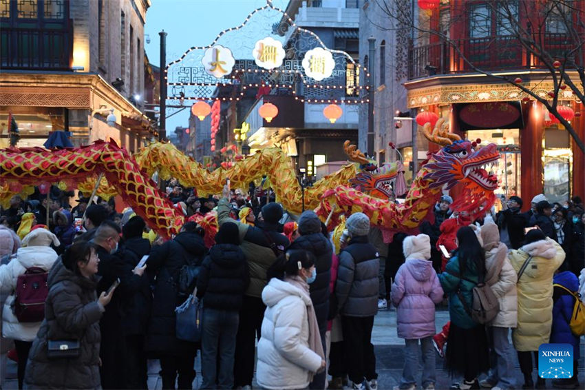 Elementos festivos com tema de “dragão” são vistos no Eixo Central de Beijing