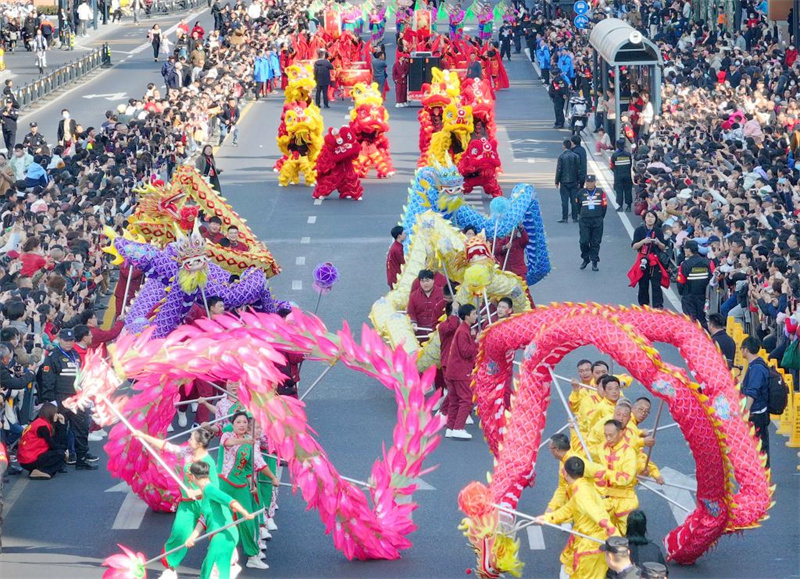 Feriado prolongado do Festival da Primavera provoca frenesi de viagens entre chineses