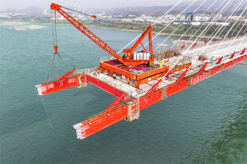 Construção da ponte Rongshan sobre o Rio Yangtze avança de forma ordenada