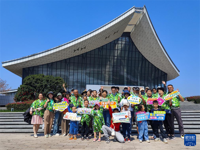 Ônibus turístico da rodovia circular da Ilha de Hainan é inaugurado oficialmente