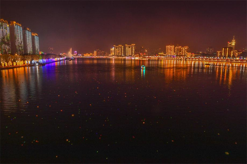 Milhares de lanternas flutuam pelo rio Songhua em celebração do Festival das Lanternas