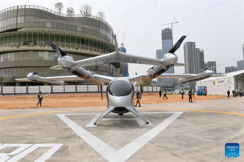 Aeronave eVTOL completa primeiro voo de demonstração intermunicipal em Shenzhen, sul da China
