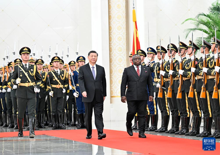 Xi Jinping conversa com presidente de Serra Leoa