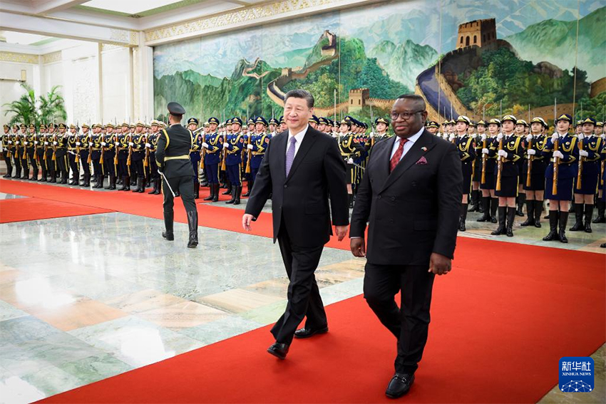 Xi Jinping conversa com presidente de Serra Leoa