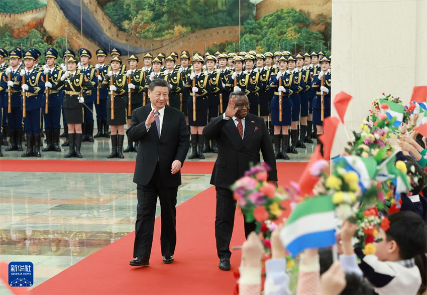 Xi Jinping conversa com presidente de Serra Leoa