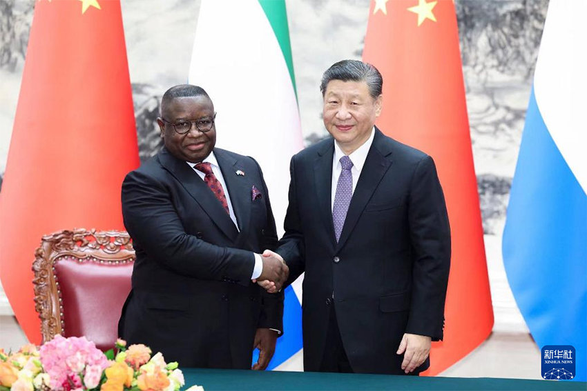 Xi Jinping conversa com presidente de Serra Leoa