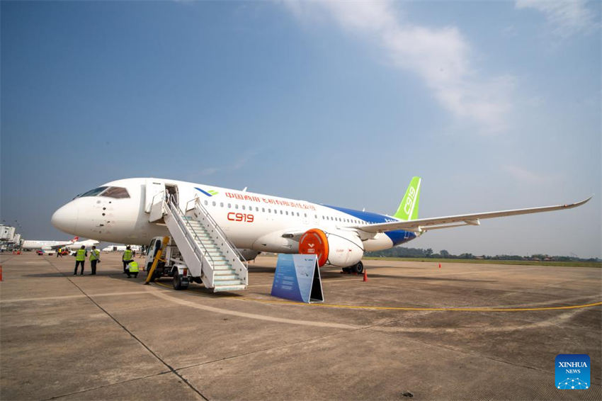 Aviões COMAC da China chegam ao Laos para realização de exibições e voos de demonstração