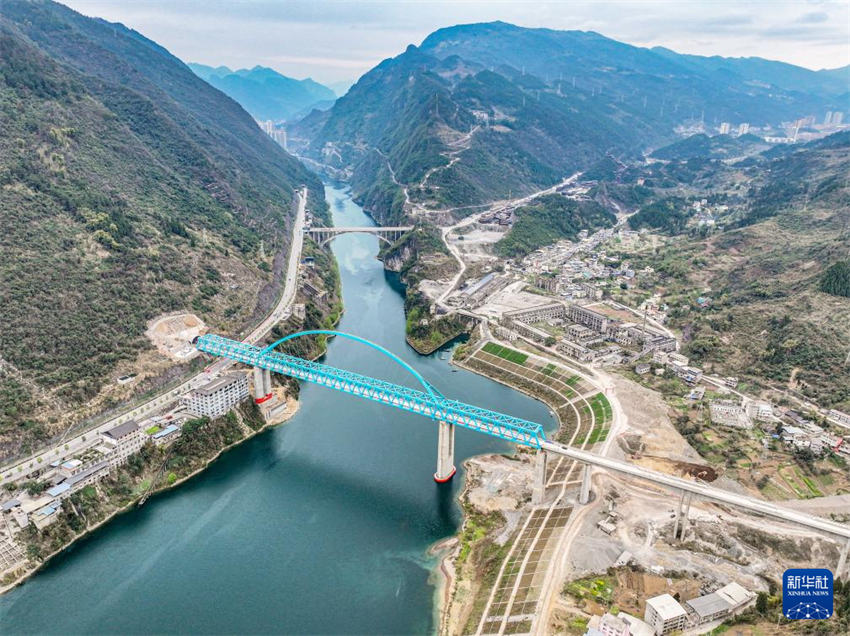 Construção da grande ponte Wujiang entra na fase final em Chongqing, sudoeste da China