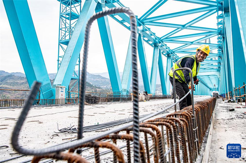 Construção da grande ponte Wujiang entra na fase final em Chongqing, sudoeste da China