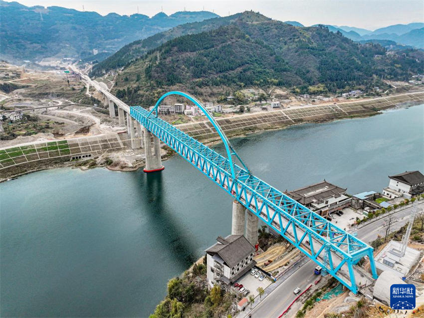 Construção da grande ponte Wujiang entra na fase final em Chongqing, sudoeste da China