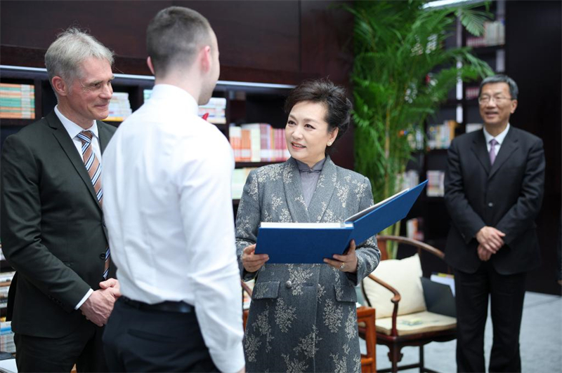 Peng Liyuan se reúne com estudantes e professores alemães em Beijing