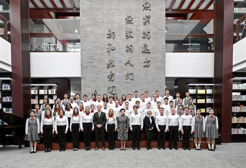 Peng Liyuan se reúne com estudantes e professores alemães em Beijing