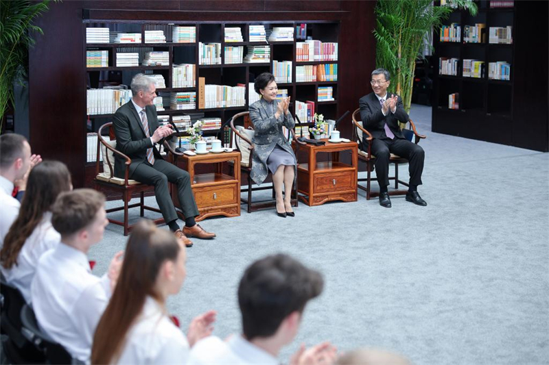 Peng Liyuan se reúne com estudantes e professores alemães em Beijing