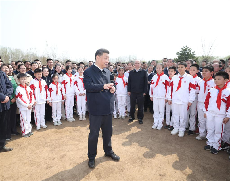 Xi Jinping planta árvores em Beijing e pede esforços de arborização em todo o país para uma Bela China