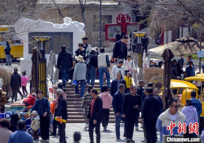 Parques em Urumqi recebem pico de visitantes durante feriado do Festival Qingming