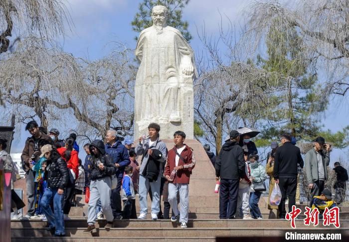 Parques em Urumqi recebem pico de visitantes durante feriado do Festival Qingming