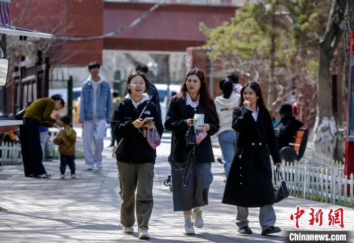 Parques em Urumqi recebem pico de visitantes durante feriado do Festival Qingming