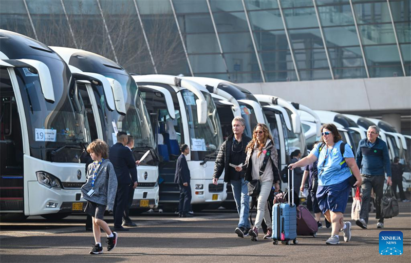 Navio de cruzeiro internacional com mais de 1.800 turistas a bordo chega a Tianjin