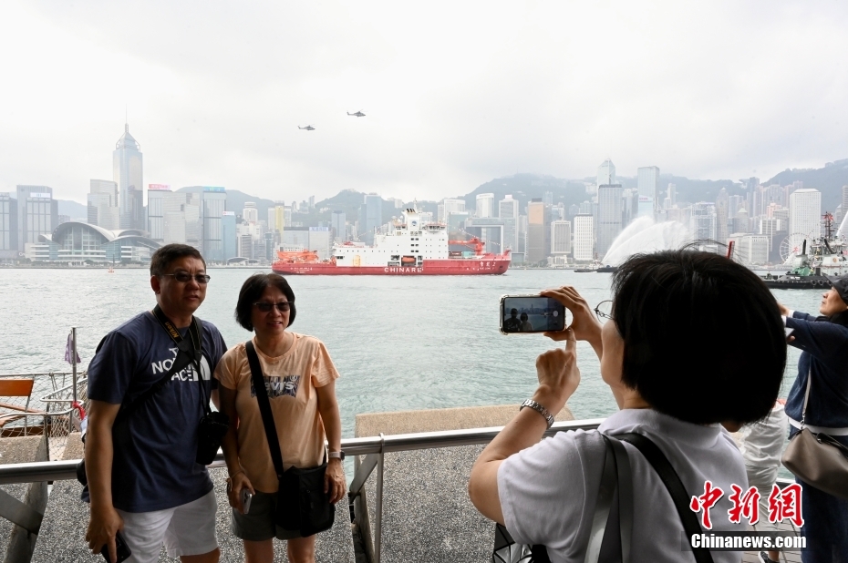 Primeiro quebra-gelo polar de fabricação chinesa, Xuelong-2, chega a Hong Kong