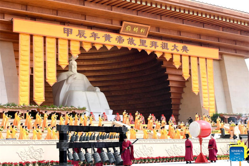 Chineses prestam homenagem a ancestral lendário