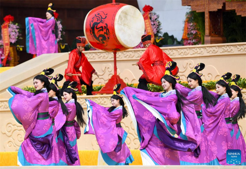 Chineses prestam homenagem a ancestral lendário