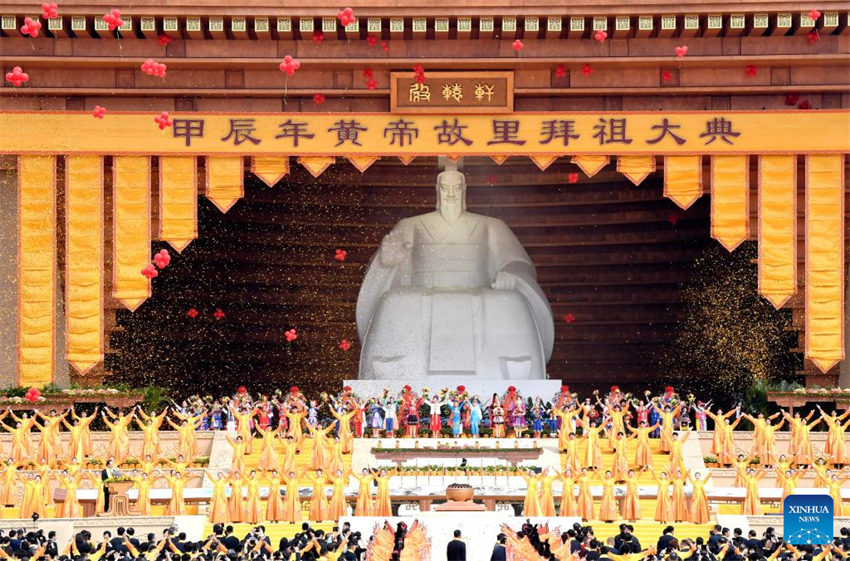 Chineses prestam homenagem a ancestral lendário