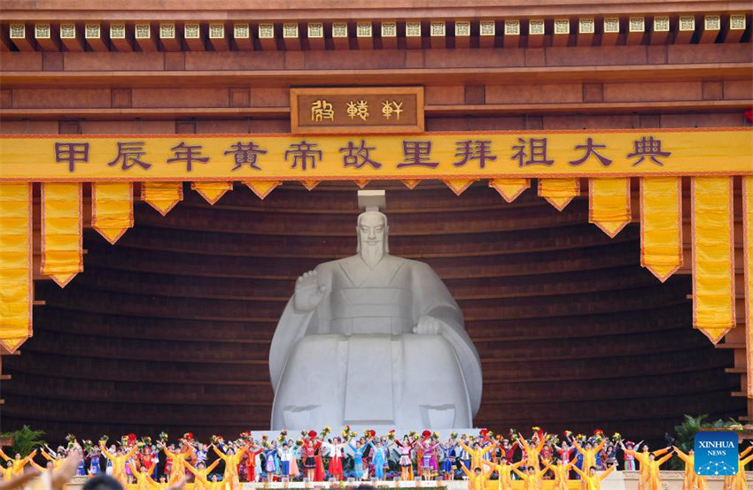 Chineses prestam homenagem a ancestral lendário