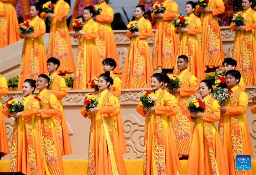 Chineses prestam homenagem a ancestral lendário