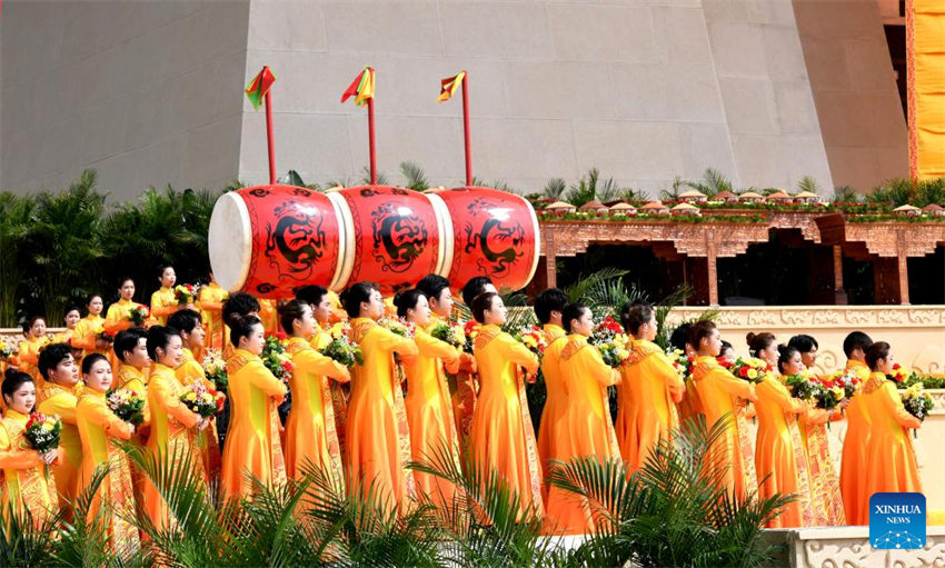 Chineses prestam homenagem a ancestral lendário