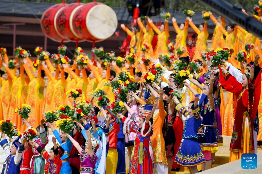 Chineses prestam homenagem a ancestral lendário