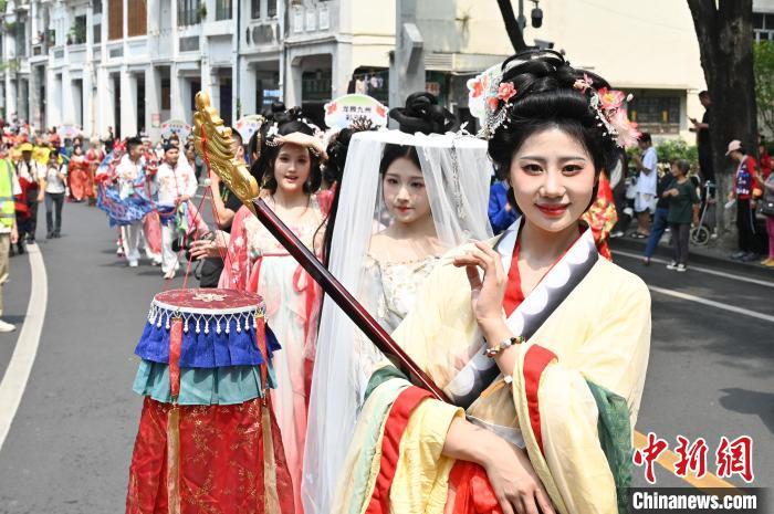 China: minorias étnicas celebram Festival Sanyuesan