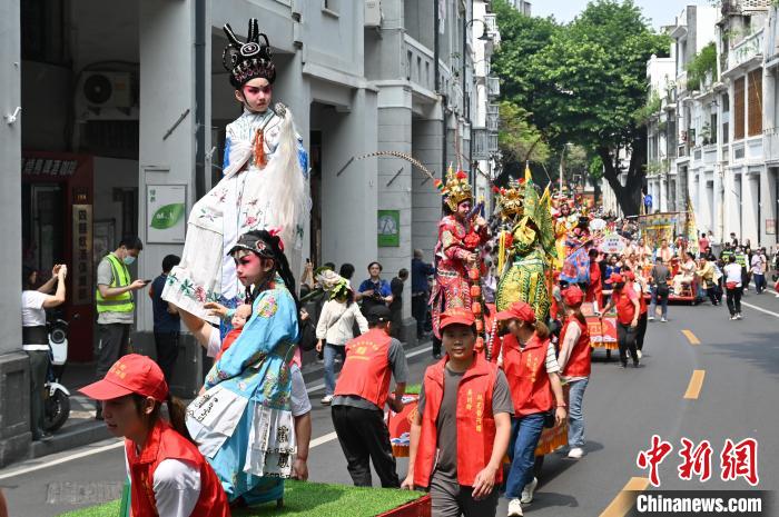 China: minorias étnicas celebram Festival Sanyuesan